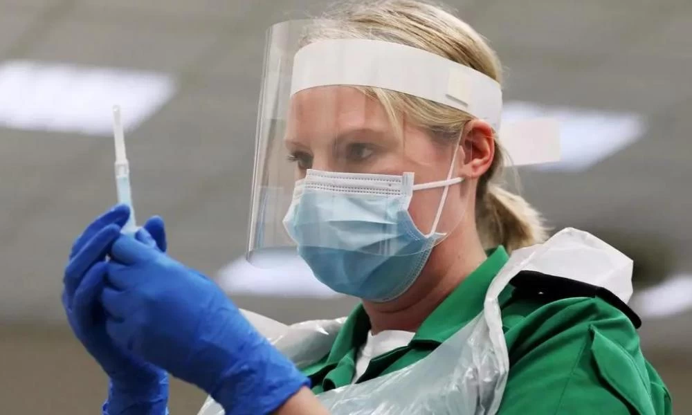 Κορονοϊός - Βρετανία: Ξεκινά ο εμβολιασμός για τους άνω των 45 ετών